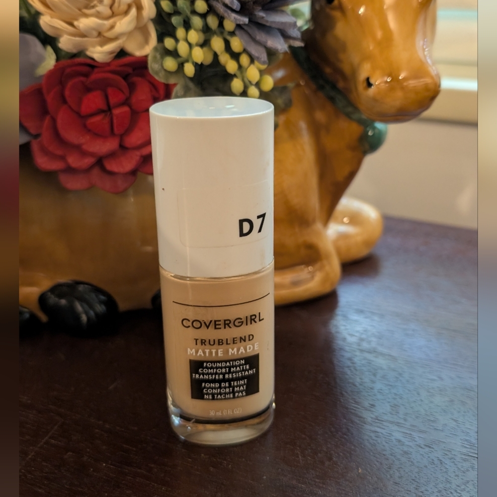 New COVERGIRL TruBlend Matte Made Foundation - D7